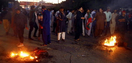 PAKISTAN-POLITICS-KHAN.JPG