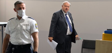 Angeklagter Wirtschaftsanwalt Hanno Berger (r.) ist sich keiner ...