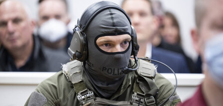 SEK-Beamter am Freitag im Untersuchungsausschuss hinter dem veru...