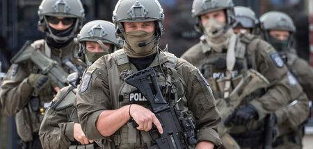 Beamte eines Spezialeinsatzkommandos der Polizei üben den Einsat...