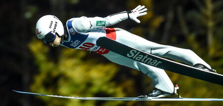 Flug über Mattenlandschaft: Japanischer Skispringer Sato Yukiya ...