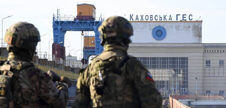 Russische Soldaten an der Staumauer in Kachowka (20.5.2022)