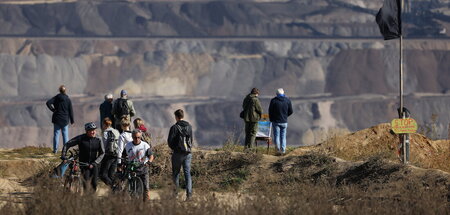 Blick in den Abgrund: Am Rande des Braunkohletagebaus Garzweiler... Blick in den Abgrund: Am Rande des Braunkohletagebaus Garzweiler...