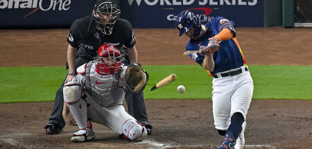 Das Ding ist durch: Houston Astros’ Center fielder Chas McCormic... Das Ding ist durch: Houston Astros’ Center fielder Chas McCormic...