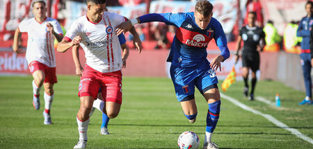 Marco Di Cesare (Argentinos Juniors) und Mateo Retegui (Tigre) i...