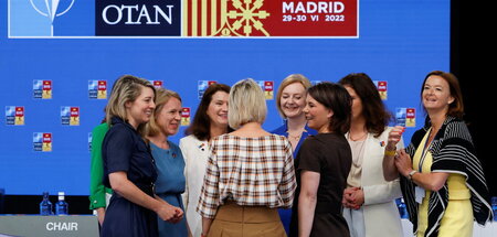 NATO-Feministinnen im Gespräch beim NATO-Gipfel in Madrid (29.6....