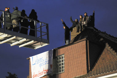 Von einem Hubwagen aus versuchten Polizei-»Kommunikatoren«, die ...