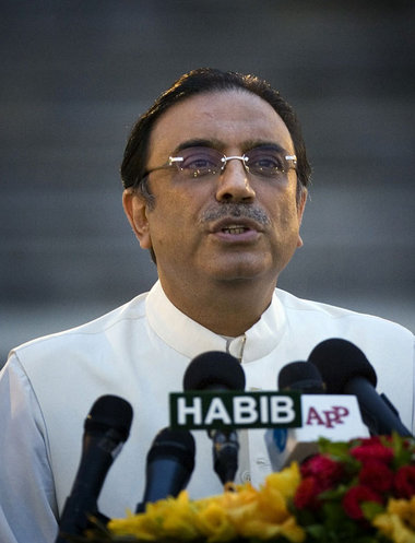 Pakistans Präsident Zadari im geheimen Einverständnis
mit den U...