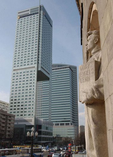 Viele der neuen Büropaläste in Warschaus Innenstadt haben mittle...