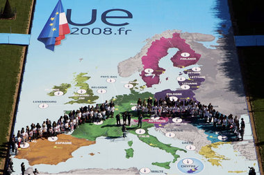 In Paris posieren Teilnehmer einer EU-Veranstaltung auf einer Eu...