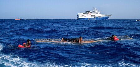 Geflüchtete im Mittelmeer vor Libyen werden von privaten Seenotr...