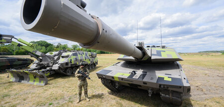 Ein »Infanterist der Zukunft« neben dem neuen Rheinmetall-Kampfp...