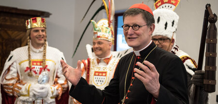 Hat noch gut lachen: Kardinal Woelki bei der Begrüßung des Kölne...