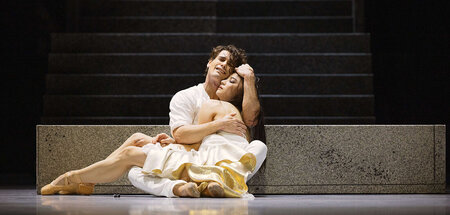 Die Welt lernt ihre Lektion nicht: Romeo (Julian Amir Lacey) wei...