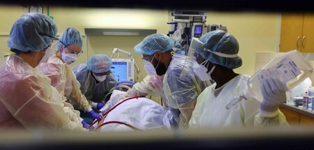 Behandlung eines Coronapatienten im Klinikum Havelhöhe in Berlin
