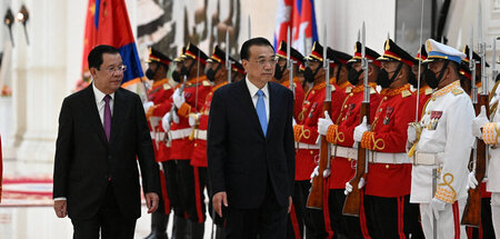 »Strategische Partner«: Chinas Ministerpräsident Li Keqiang (M.)...