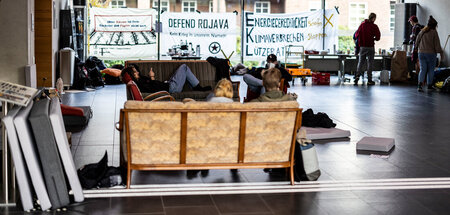 Auf Posten: Studierende im Innenren des Hörsaalgebäudes (Duisbur...