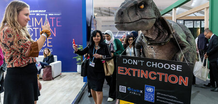 »Wähle nicht das Aussterben«: Dinosaurier-Maskottchen mit warnen...
