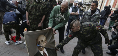 Bildersturm: Nationalisten plündern den Sitz der Kommunistischen...