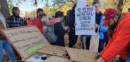 Umverteilen-Demo: Bei der Auftaktkundgebung werden noch Plakate ...