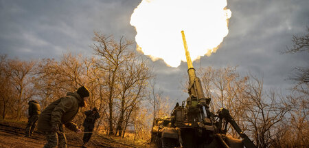 Ukrainische Soldaten feuern mit Artillerie nahe der Front in Che...