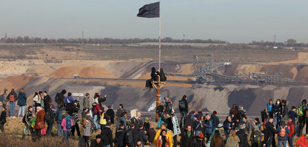 Am Abgrund: Protestierende ziehen am Sonnabend am Tagebau Garzwe...