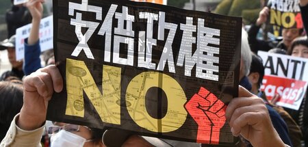 Die Abkehr von der Politik des früheren Premiers Shinzo Abe trei...