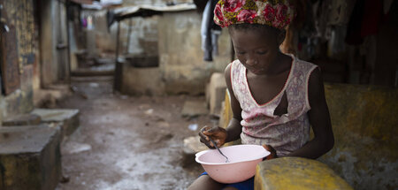 Ein Kind in einem Armenviertel in Freetown, der Hauptstadt von S...