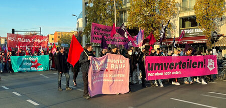 Umverteilen, aber bitte kein schlechtes Wort über die NATO: Demo...