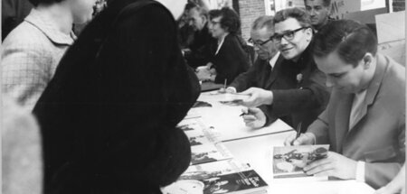 Walter Heynowski (M. l.) und Gerhard Scheumann (r.) bei einem Vo...