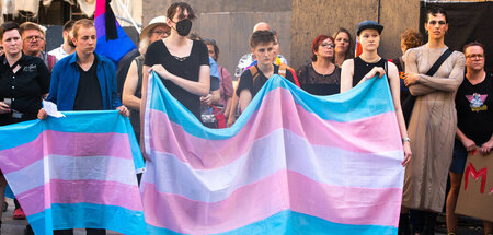 Mahnwache für verstorbenen trans Mann in Münster nach rechtem An...