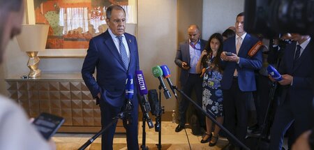 Reiste schon früher ab: Russlands Außenminister Lawrow auf Bali ... Reiste schon früher ab: Russlands Außenminister Lawrow auf Bali ...