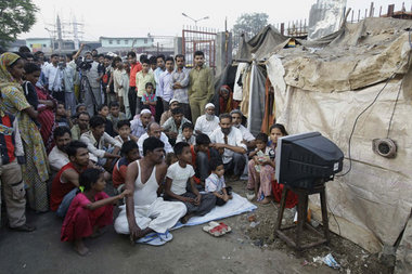 Die Nachbarn des »Slumdog«-Hauptdarstellers schauen sich die Osc...