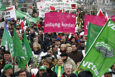 Mehrere tausend Landesbeschäftigte demonstrierten Anfang Februar...