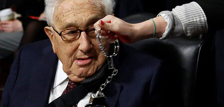 Redlich verdient: Handschellen statt Orden für Henry Kissinger (...