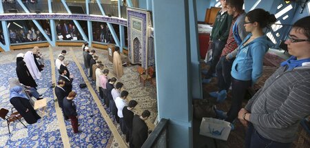 Blick in die »Blaue Moschee« während eines Gebets (2013) Blick in die »Blaue Moschee« während eines Gebets (2013)