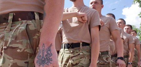 »Asow«-Kämpfer während einer Parade am 23. Juni in Saporischschj...