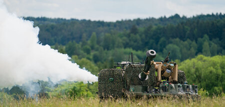 Ferngesteuertes Fahrzeug der US-Armee vor deutschem Wald (Juni 2
