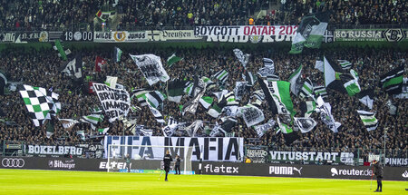 Die WM in Katar boykottieren: Gladbacher Fans protestieren (Mönc...
