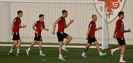 Hoch das Bein: Gareth Bale (M.) und das Team aus Wales beim Trai... Hoch das Bein: Gareth Bale (M.) und das Team aus Wales beim Trai...