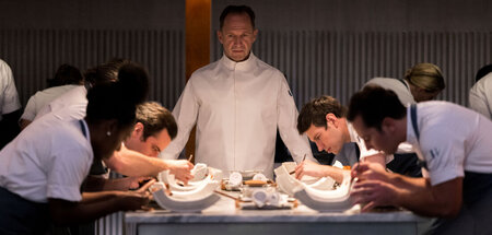 Sektenartige Disziplin: Starkoch Slowik (Ralph Fiennes) dirigier... Sektenartige Disziplin: Starkoch Slowik (Ralph Fiennes) dirigier...