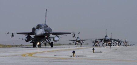 Mit tödlicher Fracht: F-16-Kampfflugzeuge der türkischen Streitk...
