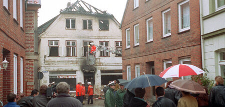 Die Feuerwehr sichert das völlig ausgebrannte Haus in der Mühlen...