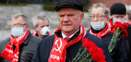 KPRF-Chef Gennadi Sjuganow (M.) auf dem Weg ins Lenin-Mausoleum ...