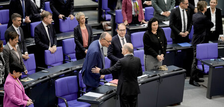 Vor dem Wortgefecht: Kanzler Olaf Scholz begrüßt Unionsfraktions...
