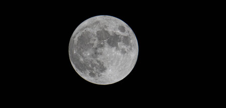 Vollmond über dem Monastiraki-Platz in Athen, der Hauptstadt Gri