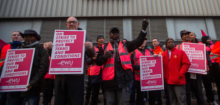 Kampfbereit: Postangestellte streiken am Donnerstag in London