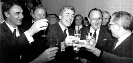 Jeder für sich in Feierstunde. Genscher (2. v. r.) hat vielleich...