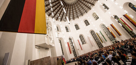 Einbürgerungsfeier für rund 2.500 Menschen in der Paulskirche (F...