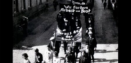 Die Losungen passen noch immer: Arbeiterdemonstration im Maurerd...